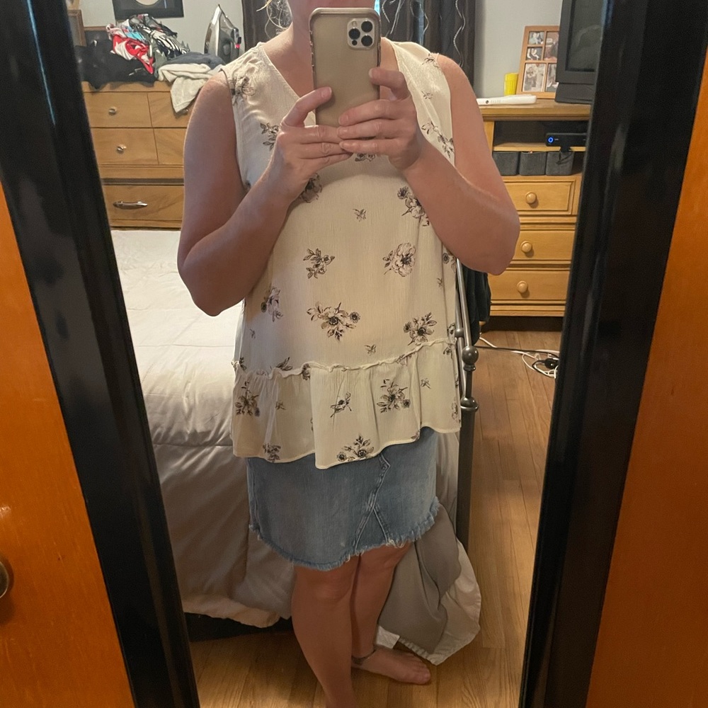 Sleeveless v neck top